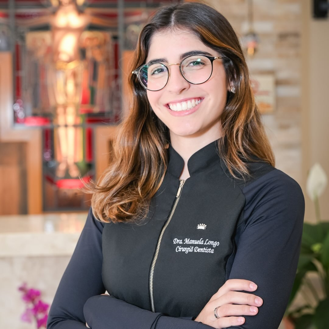 Dra. Manuela Longo — cirurgiã-dentista CRO/SP 179159, especialista em odontologia estética em Atibaia
