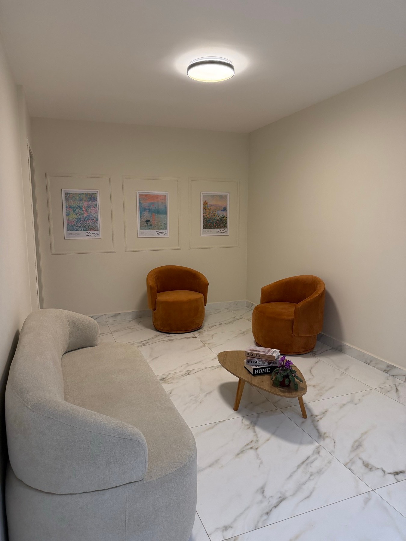 Sala de espera ampla da MDL Odontologia Estética em Atibaia